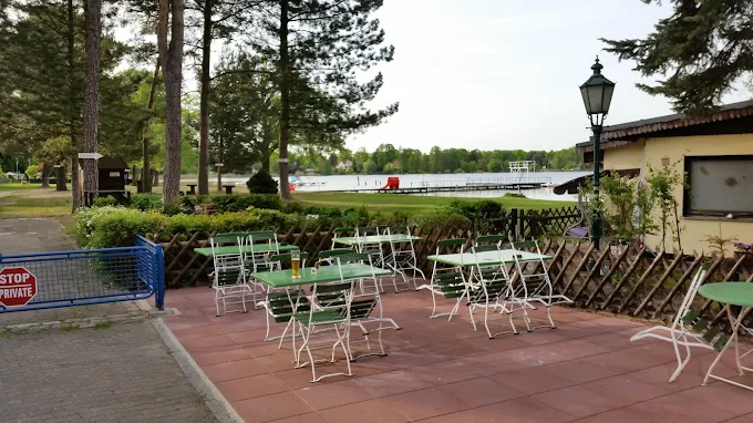 Terasse mit Blick aufs Wasser